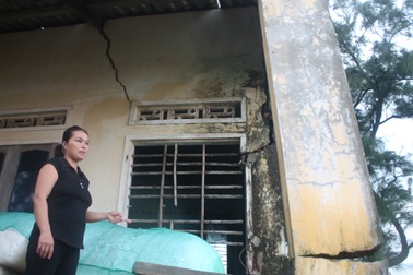 Khóc nghẹn vì lo biển "nuốt" nhà