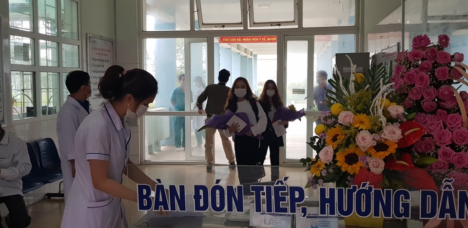 Niềm vui xen lẫn nước mắt ngày xuất viện của 2 cô gái về từ vùng dịch Daegu - 3 Niềm vui xen lẫn nước mắt ngày xuất viện của 2 cô gái về từ vùng dịch Daegu - 3