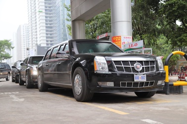 Đoàn xe "Quái thú" tiếp nhiên liệu tại cây xăng trên đường Lê Văn Lương