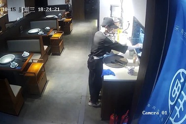 Bể cá trong nhà hàng hải sản vỡ tung, hàng chục con cá bơi khắp phòng ăn