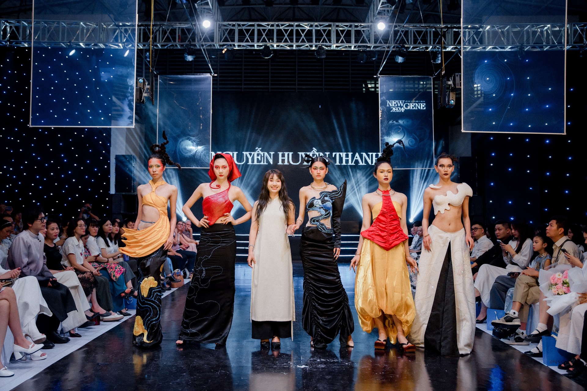 Bữa tiệc thời trang mãn nhãn của sinh viên Đại học Kiến trúc Hà Nội - 14 Bữa tiệc thời trang mãn nhãn của sinh viên Đại học Kiến trúc Hà Nội - 14