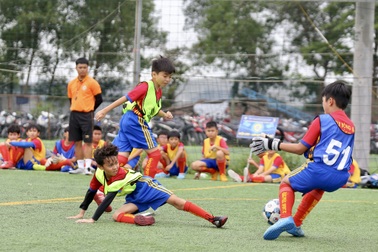 Trung vệ Bùi Tiến Dũng xuất hiện tại giải bóng đá phong trào