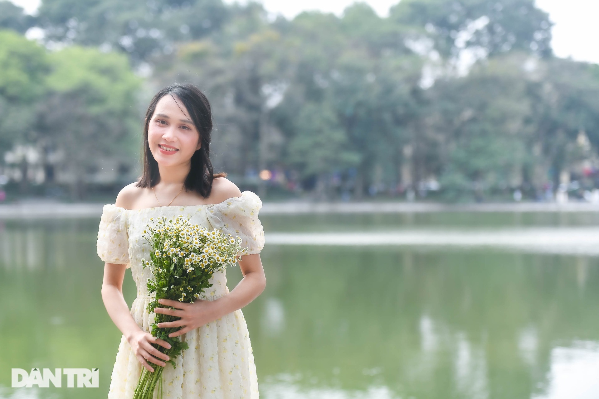 Hàng trăm nàng thơ xúng xính áo dài, chụp ảnh đông kín hồ Gươm - 11 Hàng trăm nàng thơ xúng xính áo dài, chụp ảnh đông kín hồ Gươm - 11