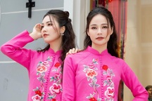 Á hậu Thụy Vân, BTV Thu Hương đọ nhan sắc với áo dài NTK Vũ Thu Trang