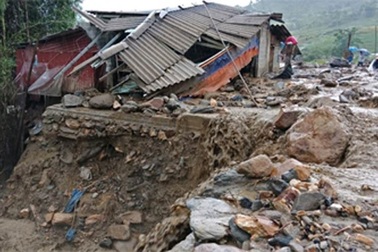 10 người chết, 11 người mất tích do mưa lũ