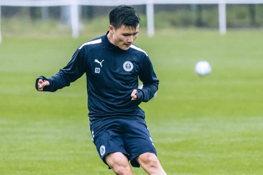 Quang Hải kiến tạo thành bàn trong buổi tập của Pau FC