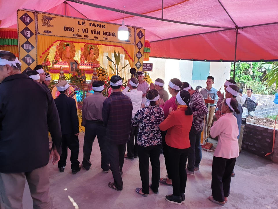Người cha nghèo cầu xin nhà hảo tâm cho con miếng ăn đã không còn - 5 Người cha nghèo cầu xin nhà hảo tâm cho con miếng ăn đã không còn - 5