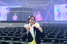 Chi hàng chục triệu đồng, bay sang nước ngoài chỉ để... gặp thần tượng