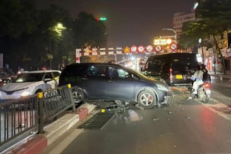 Tài xế mất lái, ô tô lao qua dải phân cách trên đường ở Hà Nội