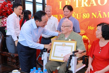 Ba đảng viên lão thành ở Thanh Hóa nhận Huy hiệu 80 năm tuổi Đảng
