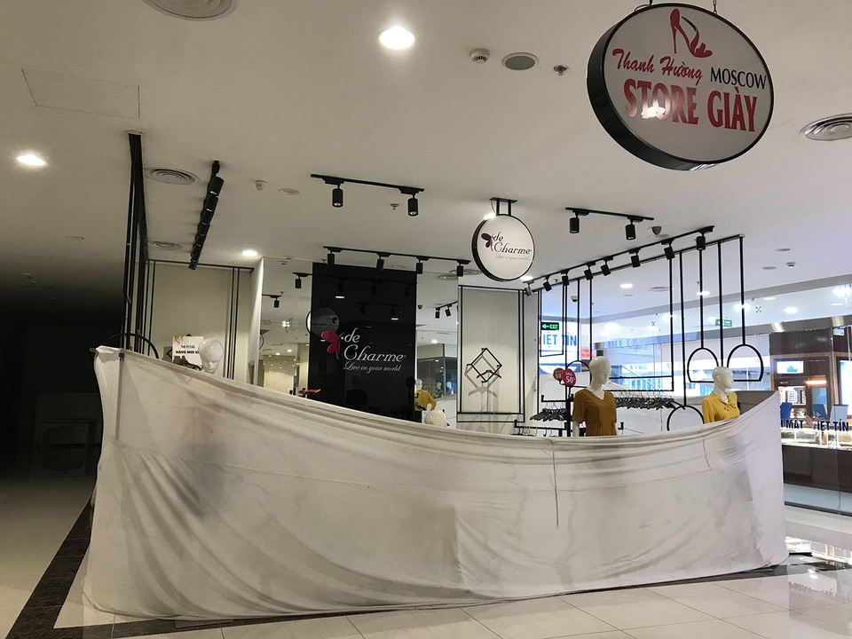 Hết cách ly, cửa hàng trong trung tâm thương mại vẫn lặng im như tờ - 3 Hết cách ly, cửa hàng trong trung tâm thương mại vẫn lặng im như tờ - 3
