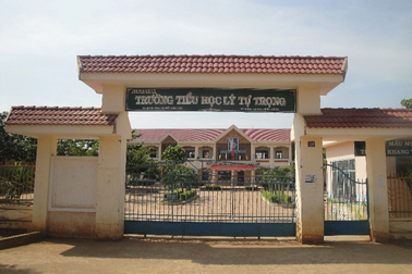 31 học sinh ngộ độc sau khi nhận bóng bay từ người lạ trước cổng trường