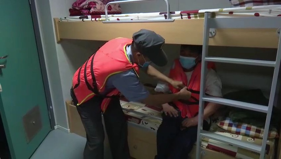 Vụ 26 ngư dân chìm tàu: Hình ảnh đầu tiên 3 ngư dân trở về từ cõi chết - 6 Vụ 26 ngư dân chìm tàu: Hình ảnh đầu tiên 3 ngư dân trở về từ cõi chết - 6