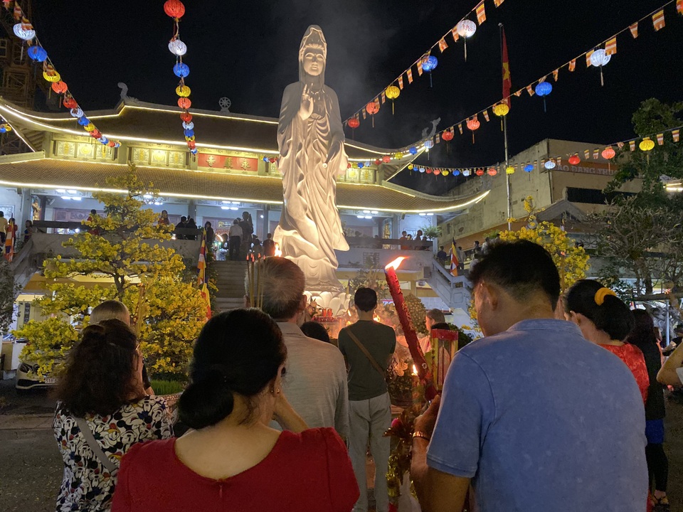 Sau giao thừa, nhiều người đi chùa cầu bình an - 6 Sau giao thừa, nhiều người đi chùa cầu bình an - 6