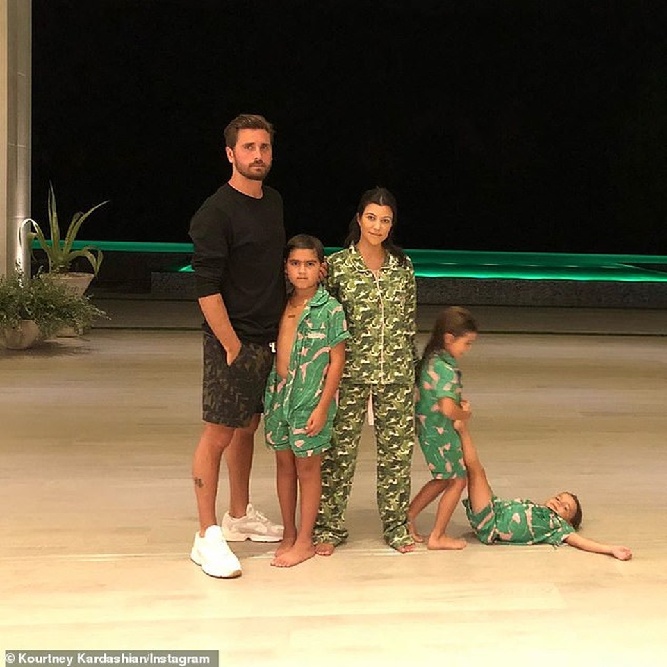 Bạn gái trẻ của tay chơi Scott Disick khoe dáng bốc lửa - 8 Bạn gái trẻ của tay chơi Scott Disick khoe dáng bốc lửa - 8