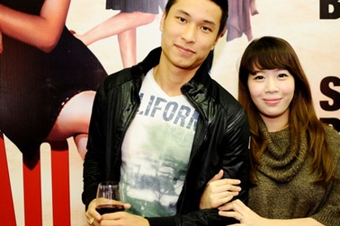 Vợ chồng MC Diệp Chi “tay trong tay” tình cảm