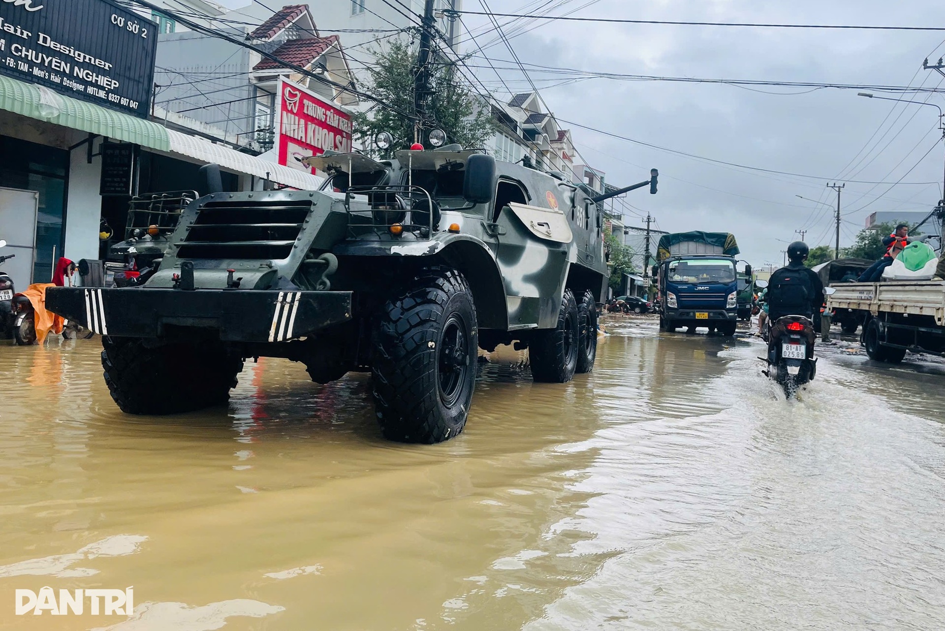 Vợ chồng ôm thùng xốp, bình nước bơi 500m trong lũ dữ để thoát thân - 5