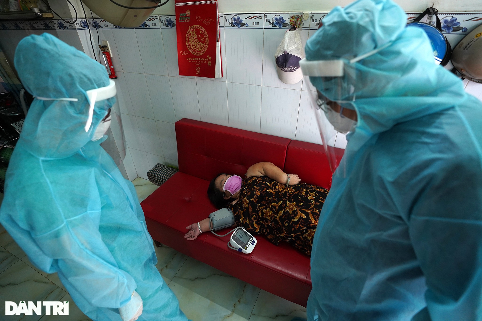 Cụ bà bật khóc khi được tiêm vắc xin ngừa Covid-19 tại nhà - 8 Cụ bà bật khóc khi được tiêm vắc xin ngừa Covid-19 tại nhà - 8