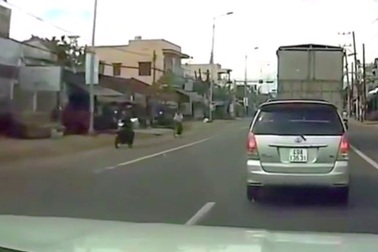 Vượt ẩu, xe tải lật ngang đè lên người đi xe máy