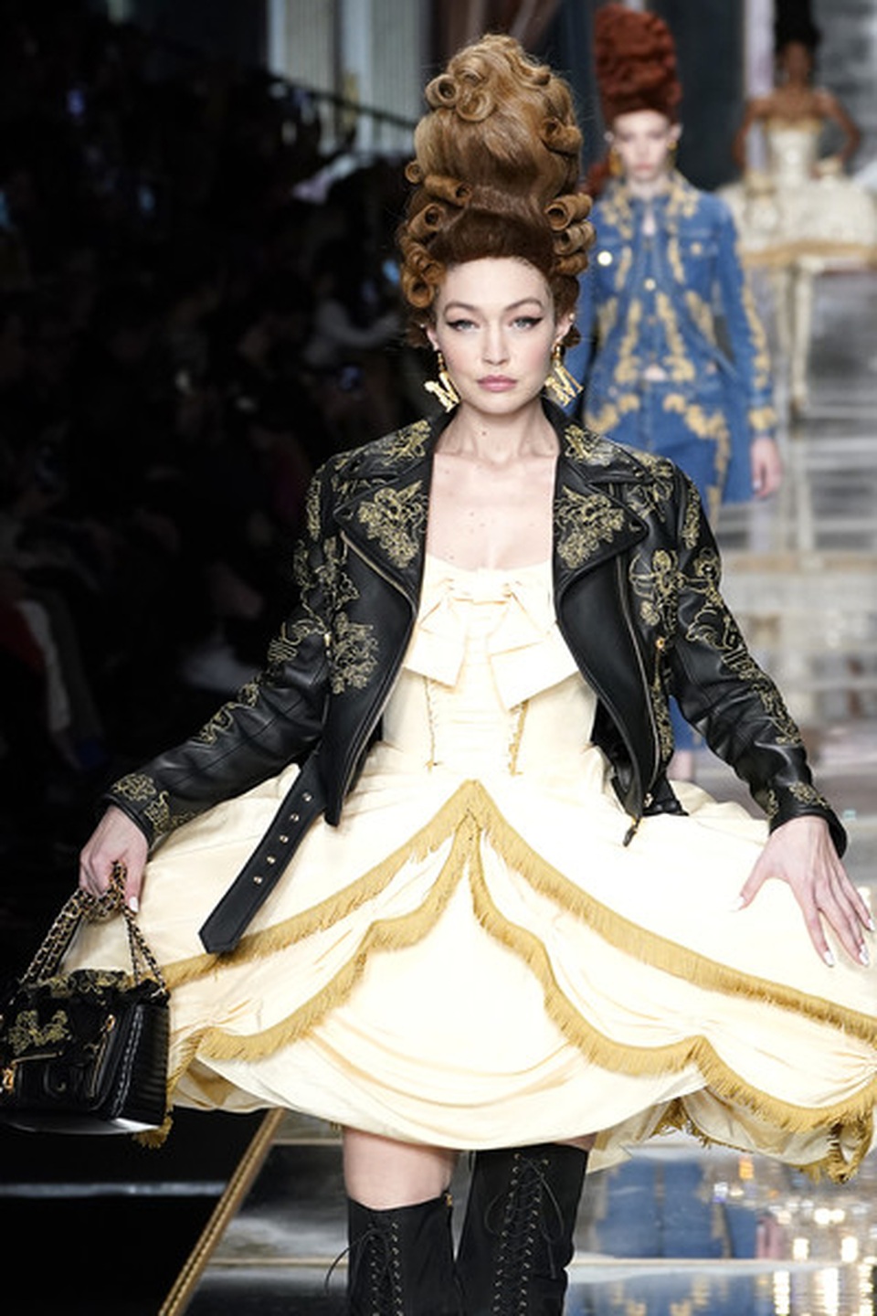 Gigi Hadid và dàn người mẫu mặc váy lạ mắt - 2