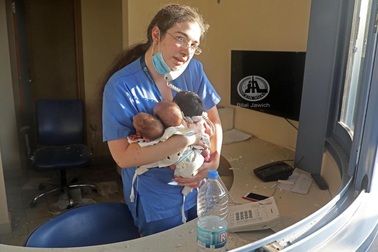 Xúc động khoảnh khắc y tá cứu 3 trẻ sơ sinh khỏi vụ nổ Li Băng