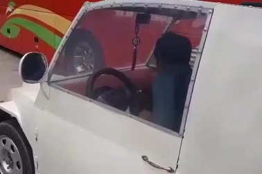 Ngắm "siêu xe" được chế từ động cơ xe máy.