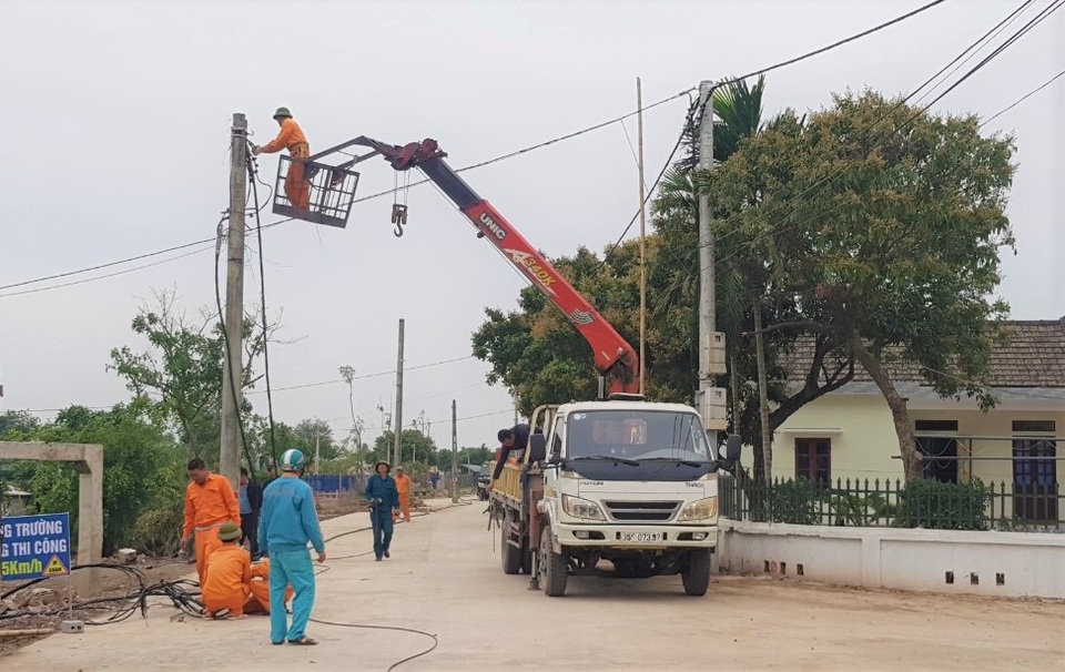 Dọn 40 cột điện xếp hàng chình ình giữa đường, bẫy người dân - 2 Dọn 40 cột điện xếp hàng chình ình giữa đường, bẫy người dân - 2