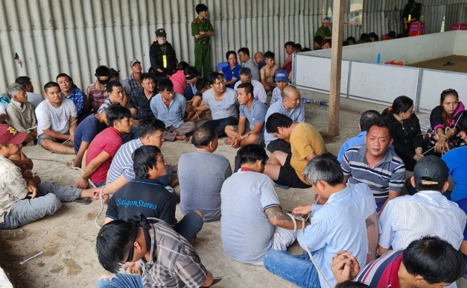 Bắt giữ hàng trăm đối tượng đánh bạc trong kho gạo bỏ hoang - 1 Bắt giữ hàng trăm đối tượng đánh bạc trong kho gạo bỏ hoang - 1