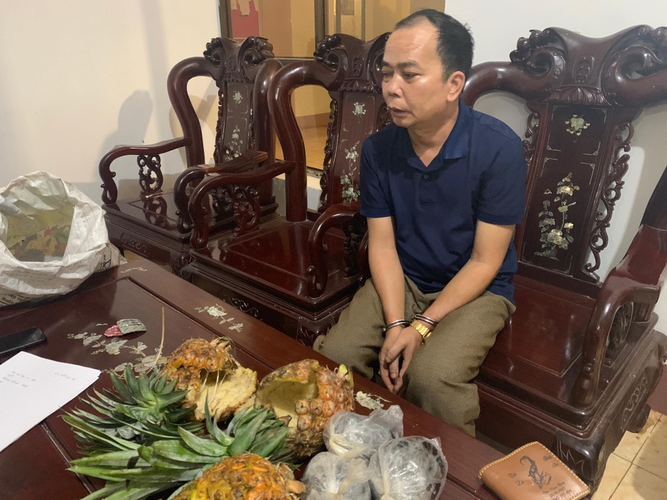 Bắt đối tượng nhét hơn 2,8 kg ma túy vào quả dứa rỗng ruột mang đi tiêu thụ - 1 Bắt đối tượng nhét hơn 2,8 kg ma túy vào quả dứa rỗng ruột mang đi tiêu thụ - 1