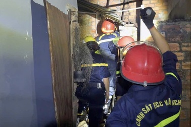 Cảnh sát giải cứu hai cụ bà trong đám cháy nhà dân ở TPHCM