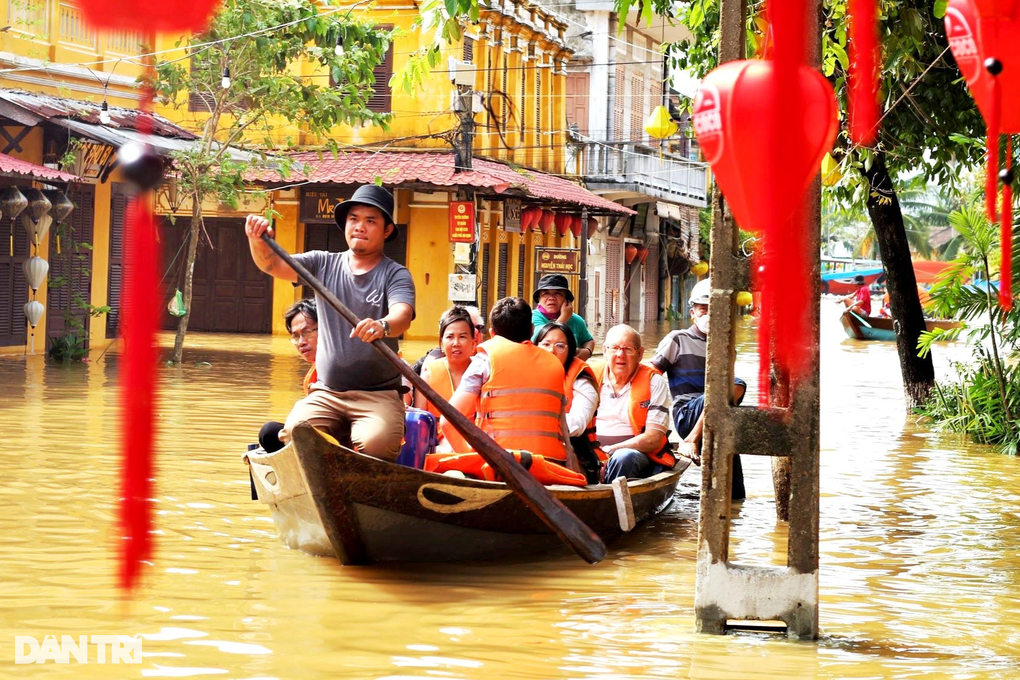Kiếm tiền triệu mỗi ngày nhờ chở khách tham quan phố cổ mùa ngập lụt - 1 Kiếm tiền triệu mỗi ngày nhờ chở khách tham quan phố cổ mùa ngập lụt - 1