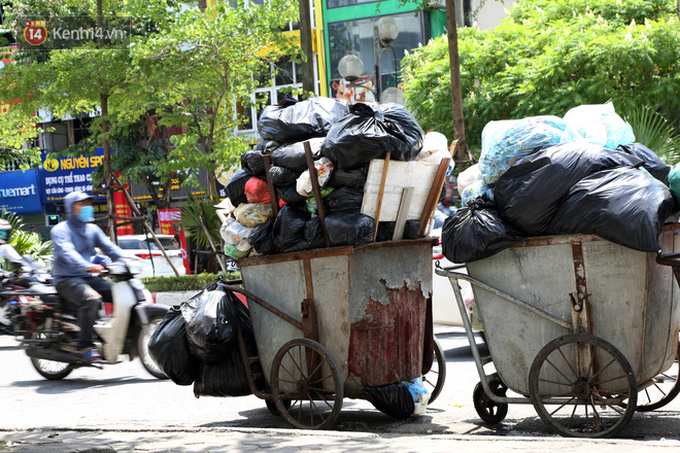 Ảnh: Đường phố Hà Nội ngập trong biển rác, nhiều người dân phải di tản vì phát ốm với mùi hôi thối - Ảnh 11.