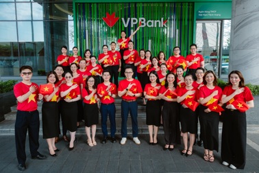 16.000 nhân sự VPBank mặc áo cờ đỏ sao vàng, hát Quốc ca