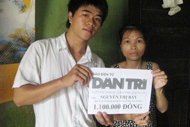 Chị Nguyễn Thị Bảy tiếp tục nhận quà nhân ái