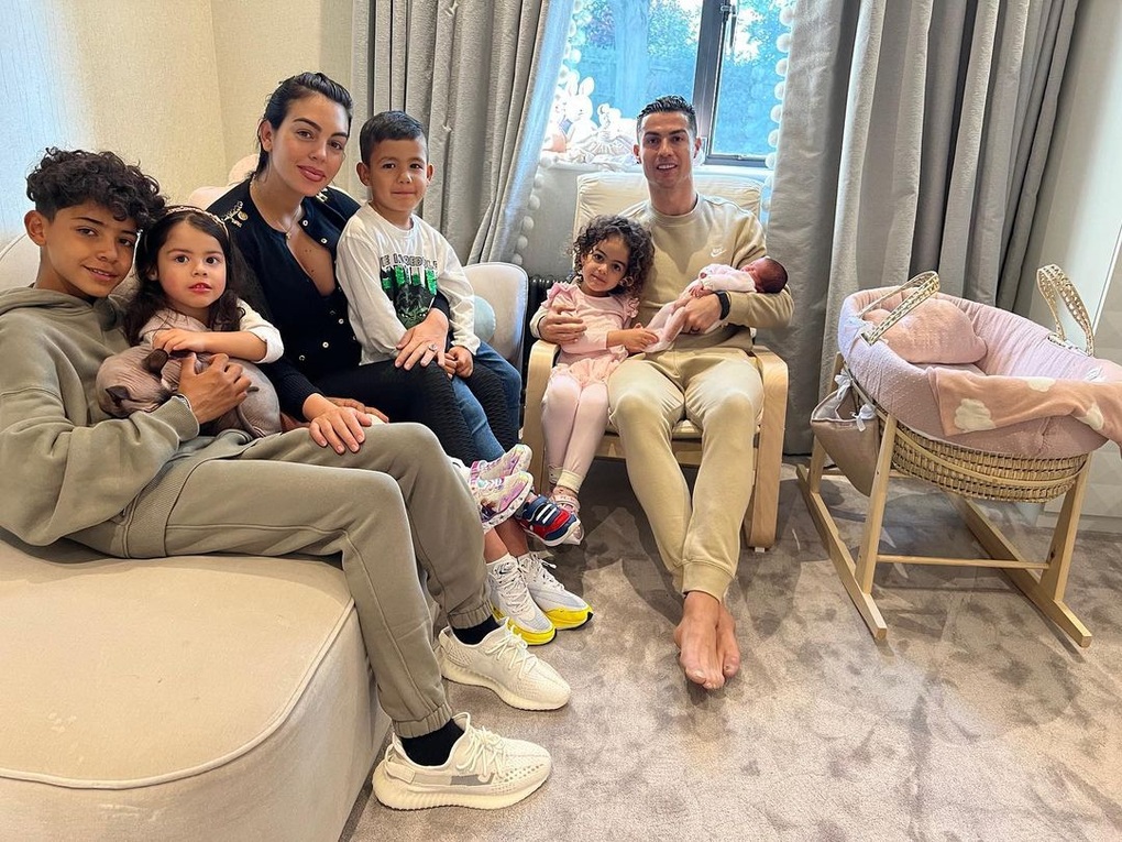 Thấy gì từ việc Ronaldo đau khổ, uất ức vì con ốm mà không được cảm thông? - 5 Thấy gì từ việc Ronaldo đau khổ, uất ức vì con ốm mà không được cảm thông? - 5