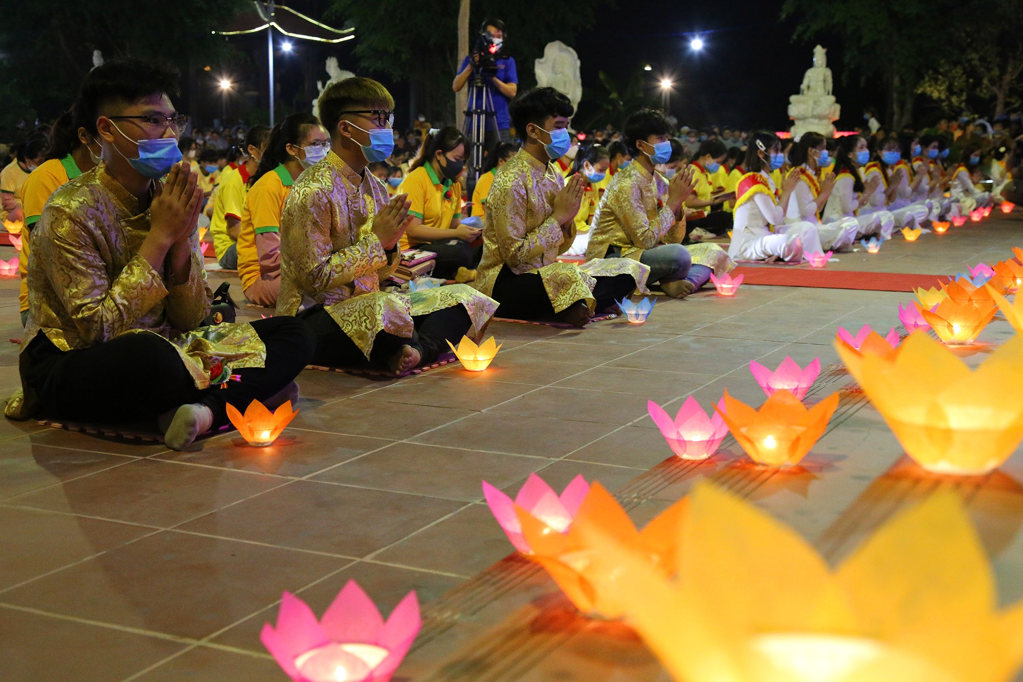 Phật tử đeo khẩu trang làm lễ Vu lan báo hiếu tại chùa Ninh Tảo - 15 Phật tử đeo khẩu trang làm lễ Vu lan báo hiếu tại chùa Ninh Tảo - 15
