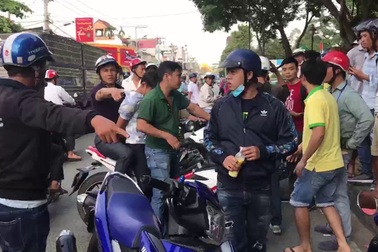 Tóm gọn nghi can móc túi của sinh viên trên xe buýt