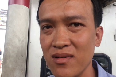 Tài xế dùng đủ "chiêu" phản ứng, trạm BOT Cần Thơ - Phụng Hiệp tắc cứng