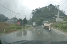 Tránh xe khách vượt ẩu, xe tải quăng đuôi vào xe khác