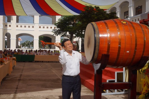 Nguyên Chủ tịch nước Trương Tấn Sang dự khai giảng tại Long An