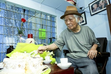 Nhạc sĩ Nguyễn Văn Tý mừng sinh nhật tuổi 90 trong lặng lẽ