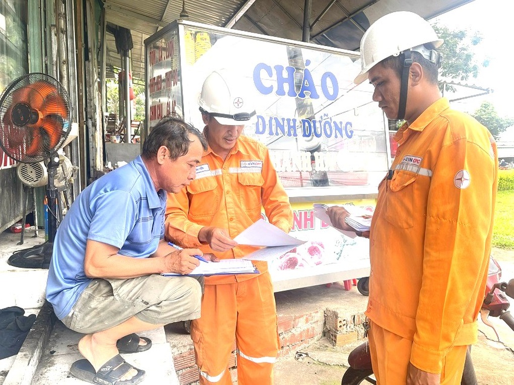 EVNCPC đẩy mạnh tuyên truyền, kiểm tra an toàn điện, phòng chống cháy nổ trong cộng đồng - 3 EVNCPC đẩy mạnh tuyên truyền, kiểm tra an toàn điện, phòng chống cháy nổ trong cộng đồng - 3