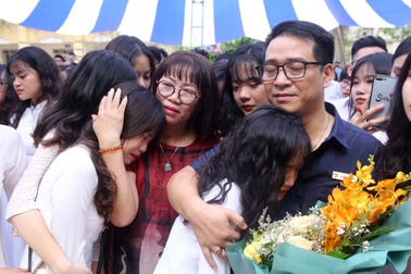 Nữ sinh phố cổ khóc nức nở trong phút chia tay tuổi học trò