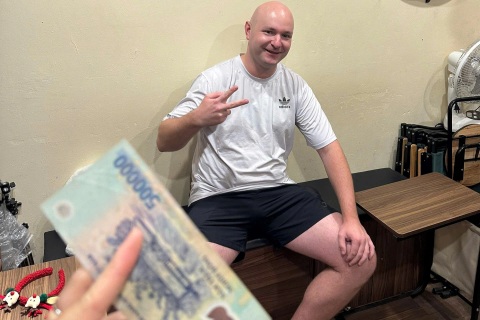 Khách Tây mê đồ uống của quán ở Hà Nội, gửi nhờ 500.000 đồng để trừ tiền