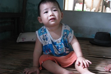 Không có bố, mẹ mất, cháu bé 10 tháng tuổi bơ vơ khát sữa