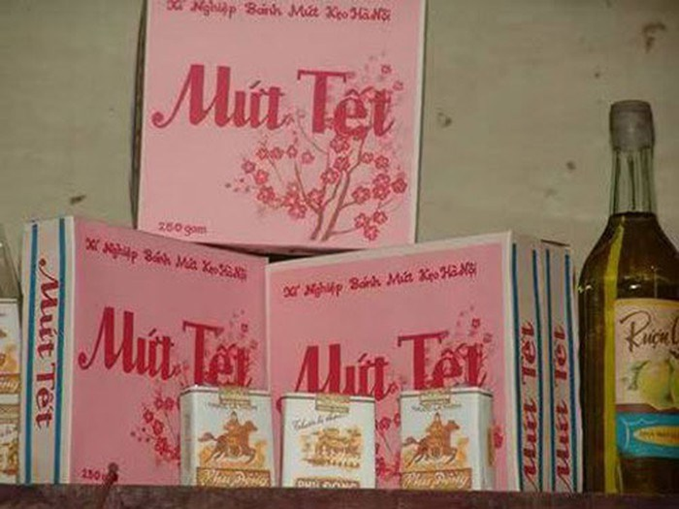 Hộp mứt lục lăng thắt nơ đỏ - Ký ức Tết huyền thoại của người Hà Nội - 1 Hộp mứt lục lăng thắt nơ đỏ - Ký ức Tết huyền thoại của người Hà Nội - 1