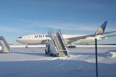 Canada lạnh -30 độ C, máy bay “chôn chân” ở đường băng vì cửa đông cứng