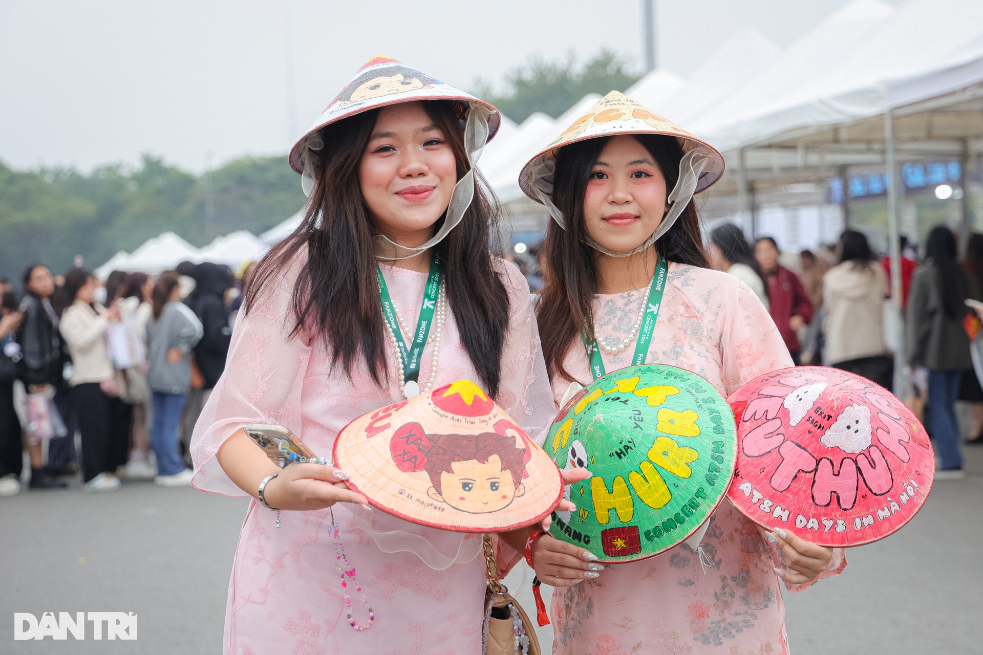 View - Người trẻ khoe dáng gợi cảm, đeo túi 35 triệu đồng đi xem "Anh trai say hi" | Báo Dân trí