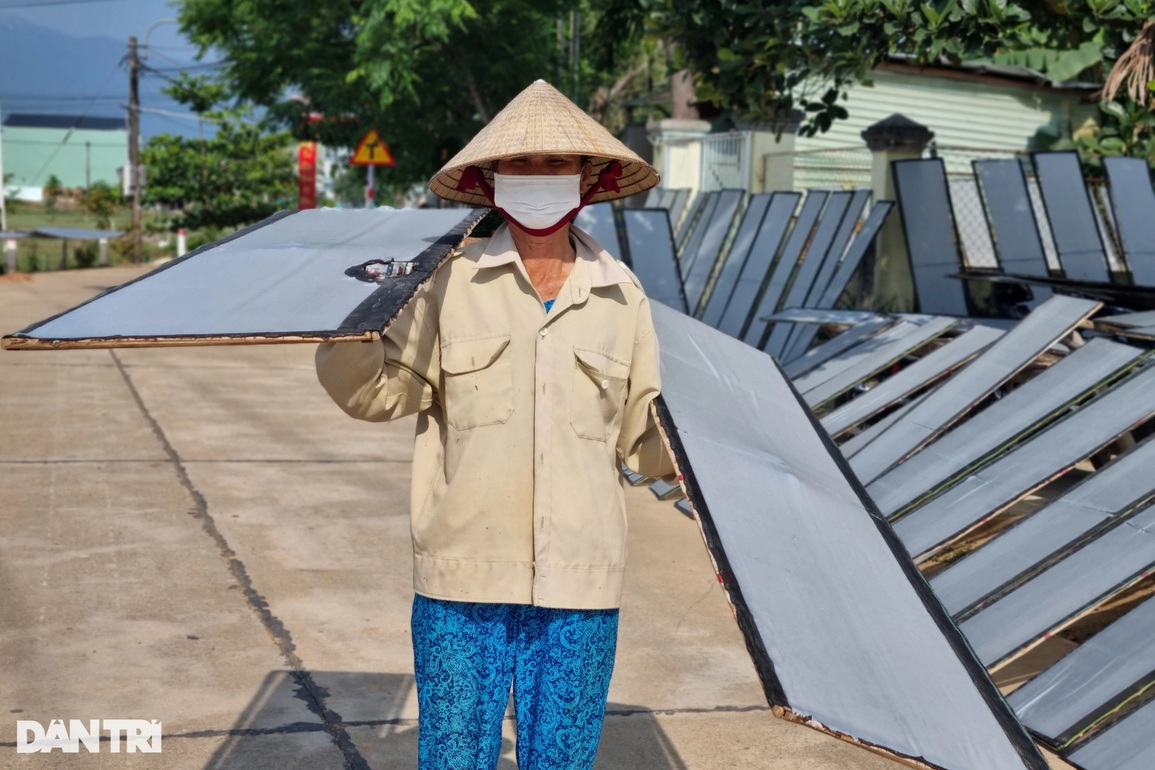 Làm loại bánh dùng để cuốn, chị gái U40 kiếm 15 triệu đồng/tháng - 3 Làm loại bánh dùng để cuốn, chị gái U40 kiếm 15 triệu đồng/tháng - 3
