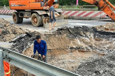 Khắc phục xong hố sụt lún trên quốc lộ 18A ở Quảng Ninh